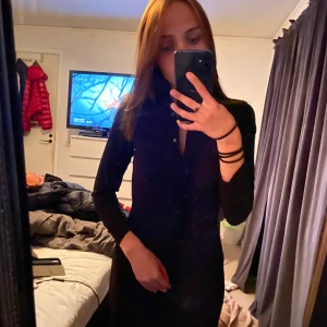 Svart klänning  - Har använt denna en gång på en begravning så man kan säga att den är som ny, väldigt skön och bra material😊