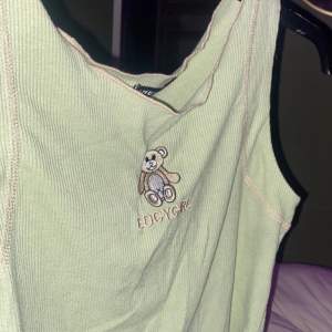 Säljer detta gröna linne med rosa sömmar i yttrekant. Jättefint och skönt material. 