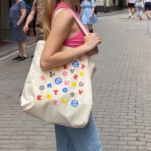 Tygpåse  - tygpåse från harry styles love on tour i somras!!!! den har tyvärr inte kommit till användning och är därför helt oanvänd. priset kan diskuteras.💗 (använd inte köp nu-funktionen)