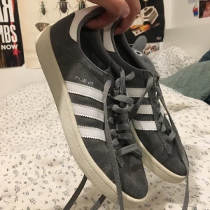 Adidas Campus skor - Säljer mina Adidas Campus i storlek 40 som användes 2 gånger men passade tyvärr inte:( Skulle säga att de passar definitivt 40.5 också! Köpta förra året! Helt nyskick förutom bokstäverna vid sträcken syns lite mindre än innan. Dm för fler bilder! :)
