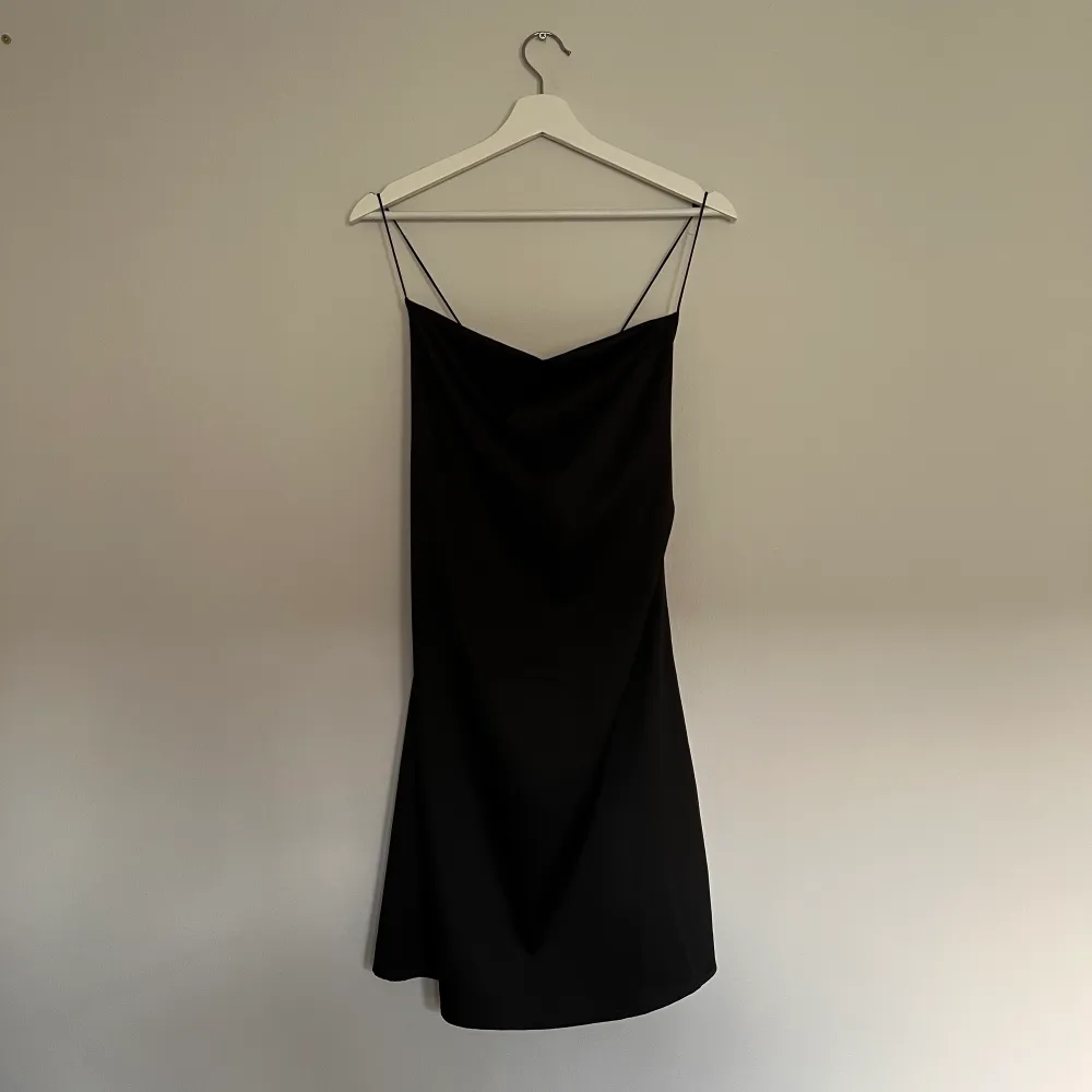 Den perfekta lilla svarta klänningen! så snygg att styla med en oversized tjocktröja på dagen eller klackar på kvällen🤩. Klänningar.