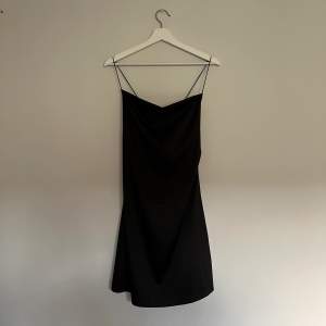 Den perfekta lilla svarta klänningen! så snygg att styla med en oversized tjocktröja på dagen eller klackar på kvällen🤩