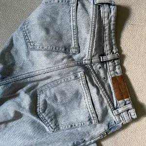 Blå jeans från monki i okej skick, har trådar så därav priset. Buda eller köp direkt för 99!
