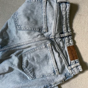 Blå raka jeans - Blå jeans från monki i okej skick, har trådar så därav priset. Buda eller köp direkt för 99!