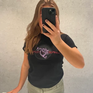 Vintage T-shirt - En superfin vintage T-shirt köpt i Käpenhamn! Helt oanvänd med ett coolt tryck på. Hör av dig med eventuella frågor❤️‍🔥. Storlek L men passar snarare S/M. Orginalpris 350kr 