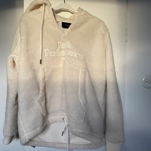 Peak performance  - Som ny, använd ca 3 gånger. Den är Vit. Pris kan diskuteras. Köparen står för frakten!