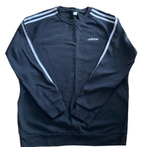 Svart adidas sweatshirt  - Adidas sweatshirt i relativt nyskick. Används inte ofta och därför säljer jag den. Passar mig som har M i tröjor och jag är 170. Kontakta vid intresse❤️köparen står för frakt💗