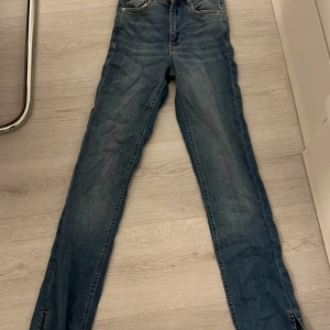 jeans med slits - jeans från gina 100kr +frakt 