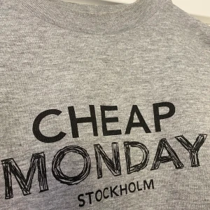 Cheap monday tröja/sweatshirt  - Tröja från cheap monday, grå med svart tryck🖤 använd 2-3 ggr så precis som ny. Märket finns inte att köpa längre vilket gör den unik. 