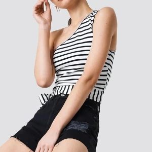 Randig topp  - Randig one-Shoulder topp från Na-Kd med knytning i sidan, storlek S. Endast använd en gång. Köparen står för frakten.