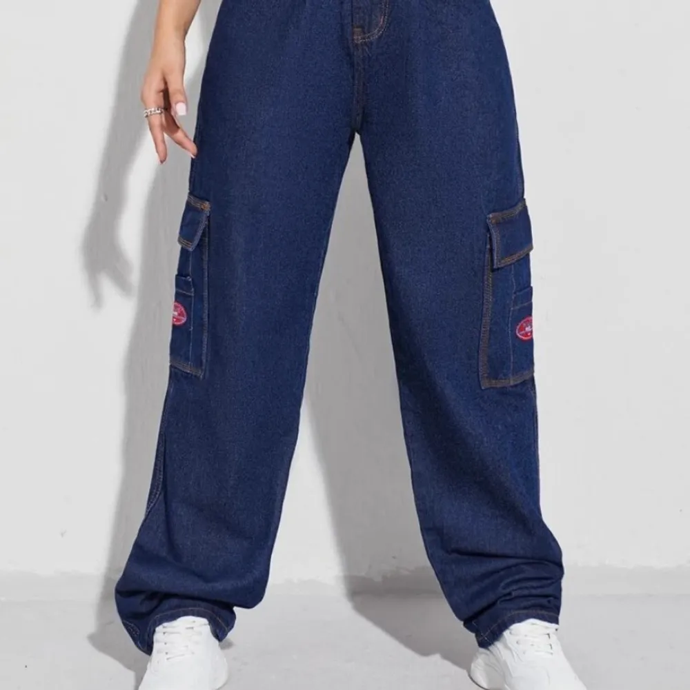 Ett par helt oanvänd byxor från shein, köpt för 349kr. Dom är i stolek S  Säljer för 300kr inklusive frakt . Jeans & Byxor.