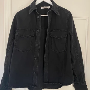 Jeansskjorta - Grå jeansskjorta från Carin Wester. Endast använd en gång. Storlek 38 men passar även 36. Köparen står för frakten.