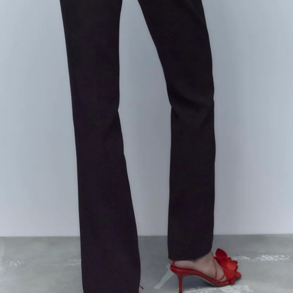 Lågmidjade kostymbyxor från Zara! Byxorna är i storlek M, och perfekt i längden gör mig som är 178 cm lång💗 Innerbenslängd: 83/84 cm ungefär Använda endast 1 gång, säljer pga att jag insåg att low waist inte var för mig🤗  Köparen betalar eventuell frakt!✨. Jeans & Byxor.