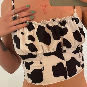 Topp med komönster  - Så gullig topp i komönster 