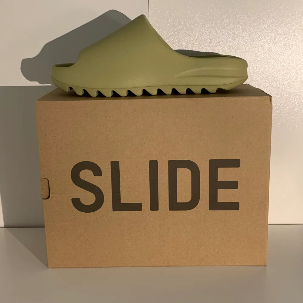 Yeezy slides Resin i storlekarna 42 och 43. Lådan och taggen kommer med. Kan mötas upp beroende på vart och köparen står för frakt. Skor.