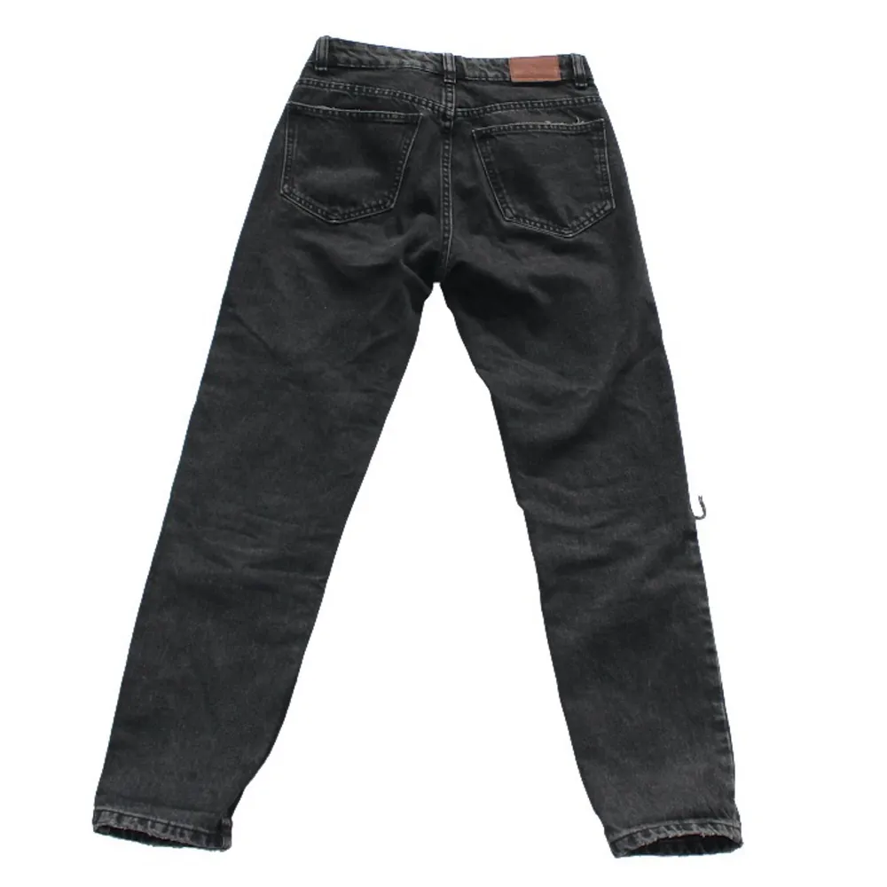 Ett par coola svarta slitna jeans från Bershka i storlek 32. Säljer pga för små för mig. Om du har fler frågor är det bara att höra av dig🌱. Jeans & Byxor.