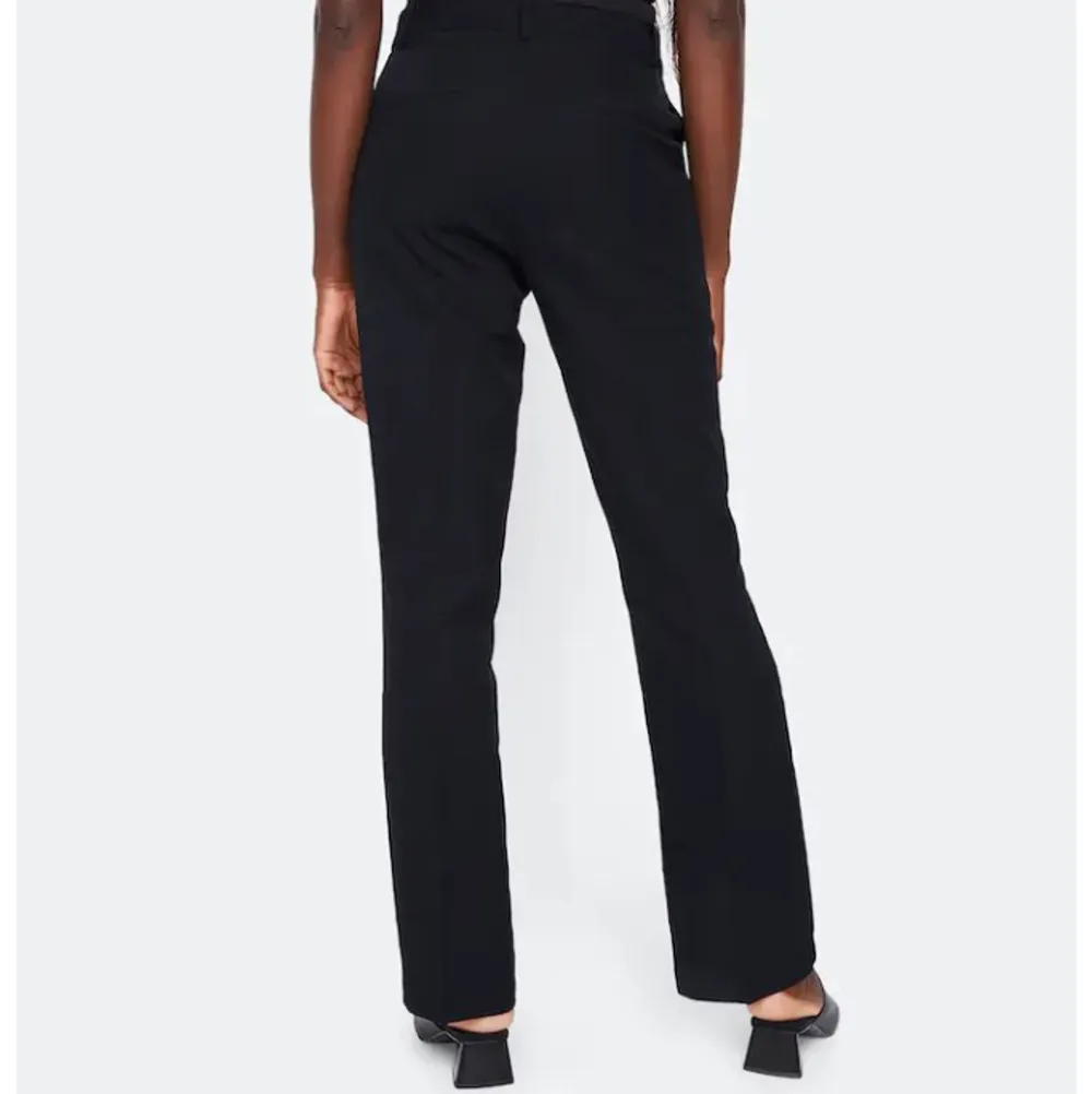 Svarta kostymbyxor från bikbok! Dom är midrise i storlek 36 och ser ut som nya❣️. Jeans & Byxor.