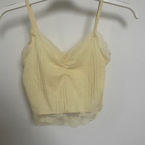 gult spets - croppad gult linne med spets, väldigt stretchigt 