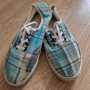 Strl 37 sneakers  - Skor storlek 37, fint skick.    vissa skor behöver rengöras, de låg i en påse med andra skor, så de kan vara smutsiga eller dammiga, mycket bra skick, perfekt skick eller nya skor, storlek 37 eller 37,5 och alla skor passar 24 cm eller 23,5 cm