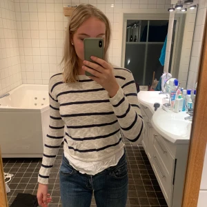 Tröja - Randig marinblå/vit stickad tröja. Lite liten på mig som vanligtvis har S/M. Nyskick! (Kan stryka den innan jag skickar iväg den)💕