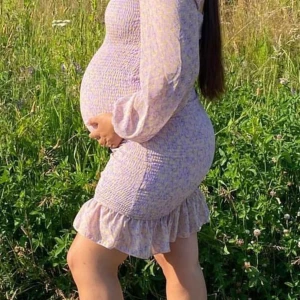 Blommig klänning storlek M - Blommig strechig klänning i storlek M. Det är en gravid klänning men den kan definitivt användas vanligt med!