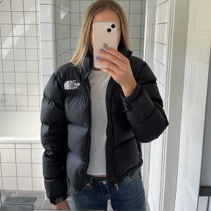 The nort face jacka strl xs - säljer min the north face jacka💘 den är i strl xs & är i modellen Women's 1996 Retro Nuptse Jacket. Den är köpt ungefär för ett året sen & är använd under vintern. Nypris: 3700kr mitt pris: 1700kr eller kom med bud💘🫶🏻 frakt tillkommer!