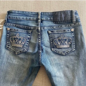 Vicktoria Beckham jeans  - Ompublicerar pga oseriös köpare. Säljer dessa skitsnygga vicktoria Beckham jeans som är väldigt ovanliga att hitta💕 storlek 26 är dock osäker på fitten, men vid sista centimeterna i slutet av byxorna. Innebernslängd 77 cm och midjemått 45?💕 