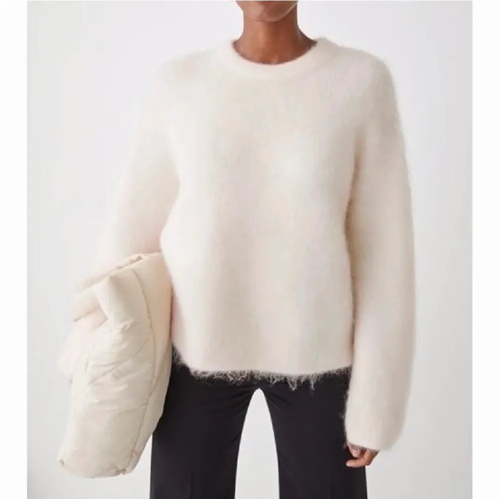 Stickad fluffig tröja storlek i xs från other stories använd 2 gånger säljer för 300 kr! Liknar den eftertraktade tröjan från arket ;). Stickat.