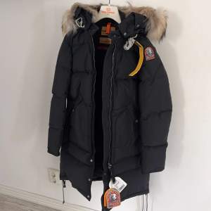 En helt ny PARAJUMPERS Longbear - Svart i strl S Pris i affären runt 10 000kr  Självklart original. Fler bilder finns som jag kan skicka. 