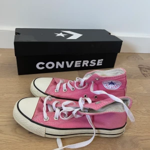 Rosa converse  - Så fina rosa converse!! Tyvärr använder jag dem inte längre bara💖💖 bra skick! 350kr med frakt! Kan diskutera priset💕