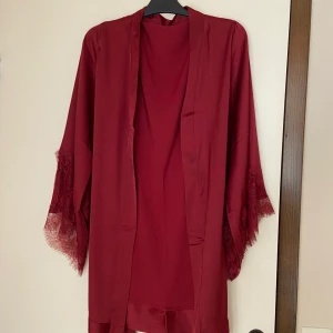 Sidenmorgonrock  - Super skön och fin morgonrock i siden. Bra material men då jag har en annan jag använder mer så rensas denna ur. Storlek L 