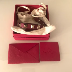 Valentino armband  - Box och alla äktighetsbevis ingår, därav pris❤️enda ”defekten” ser ni på sista bilden! 