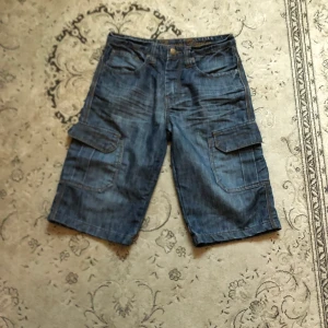 Shorts - Jättecoola cargoshorts! Säljer då jag hade velat att dom skulle sitta lite mer baggy på mig. Innerbenslängd: 32 cm Gren: 24 cm Midjemått: 78 cm