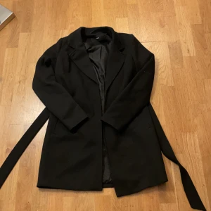 Jacka  - Säljer denna fina svarta kappan från vero Moda eftersom den är för liten på mig. Använd bara på hösten i 2 år fåtal gånger. 