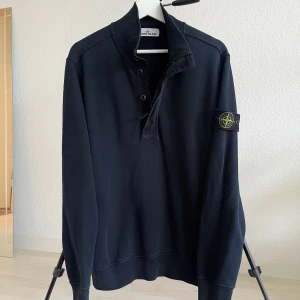 Stone Island Ziptröja - Stone island tröja från 2017.  Dragkedja & knappar i kragen. Nätt och utan skavanker