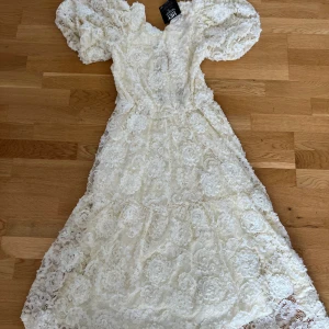 NELLY klänning  - Helt ny nellyklänning, ljusgul och band man kan knyta hur man vill. Endast provad, lappen kvar. Inköptes för ca 700kr troligtvis. Underklänning så man ser ej igenom något.   Säljes för 400kr pga nyskick, pris kan diskuteras! 