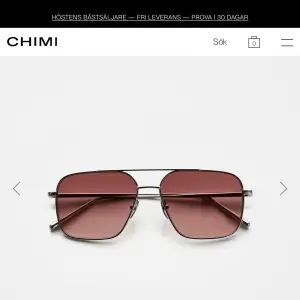 Säljer mina solglasögon från Chimi i modellen Aviator. Färgen heter Burgundy och är slutsåld på Chimis hemsida. Har endast använt de vid två tillfällen därav i väldigt fint skick. Som nya! Kommer i originalförpackningen med dess tillbehör. 