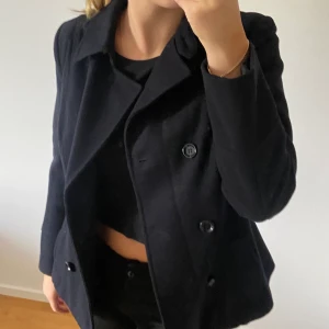 Mörkblå kappa - En mörkblå kappa. Perfekt som höstkappa. Är i storlek 38. Säljer för 160kr. Kom privat för fler bilder😘
