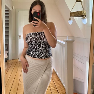 Trendig tube topp!! - Trendig tube topp med snyggt mönster! Stretchigt och bekvämt material på toppen! Storlek M🤍🤍🤍