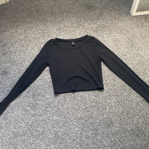 Tröja - Den här tröjan som är lite ribbad är ifrån SHEIN.💗💗Säljer den pågrund av att jag aldrig använder den och att den är lite liten för mig💕