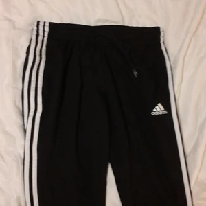 Adidas träningsbyxor  - Ett par använda adidas träningsbyxor. Säljs för att den är för liten.