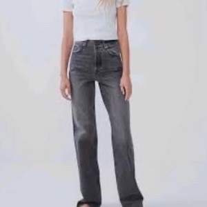 Säljer mina mid waist jeans från Zara då som blivit för små för mig. Dom är klippta för mig som är 166cm.