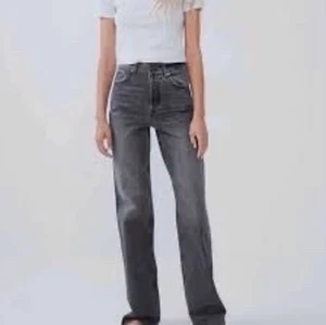 Zara mid waist jeans - Säljer mina mid waist jeans från Zara då som blivit för små för mig. Dom är klippta för mig som är 166cm.