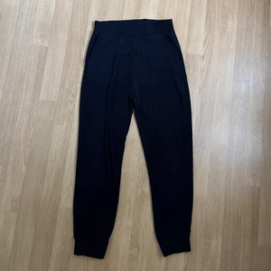 Byxor från Gina Tricot - Säljer mina byxor från Gina Tricot, då de inte kommer till användning. Passar lika bra att bara ha på sig hemma som vid finare tillfällen. Har endast använts ett fåtal gånger så är i mycket fint skick. Köptes för omkring 300kr.