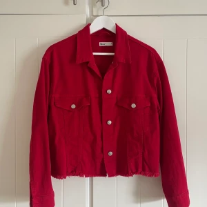 Jeansjacka - Röd jeansjacka från Gina. Storlek M  Knappt använd. 