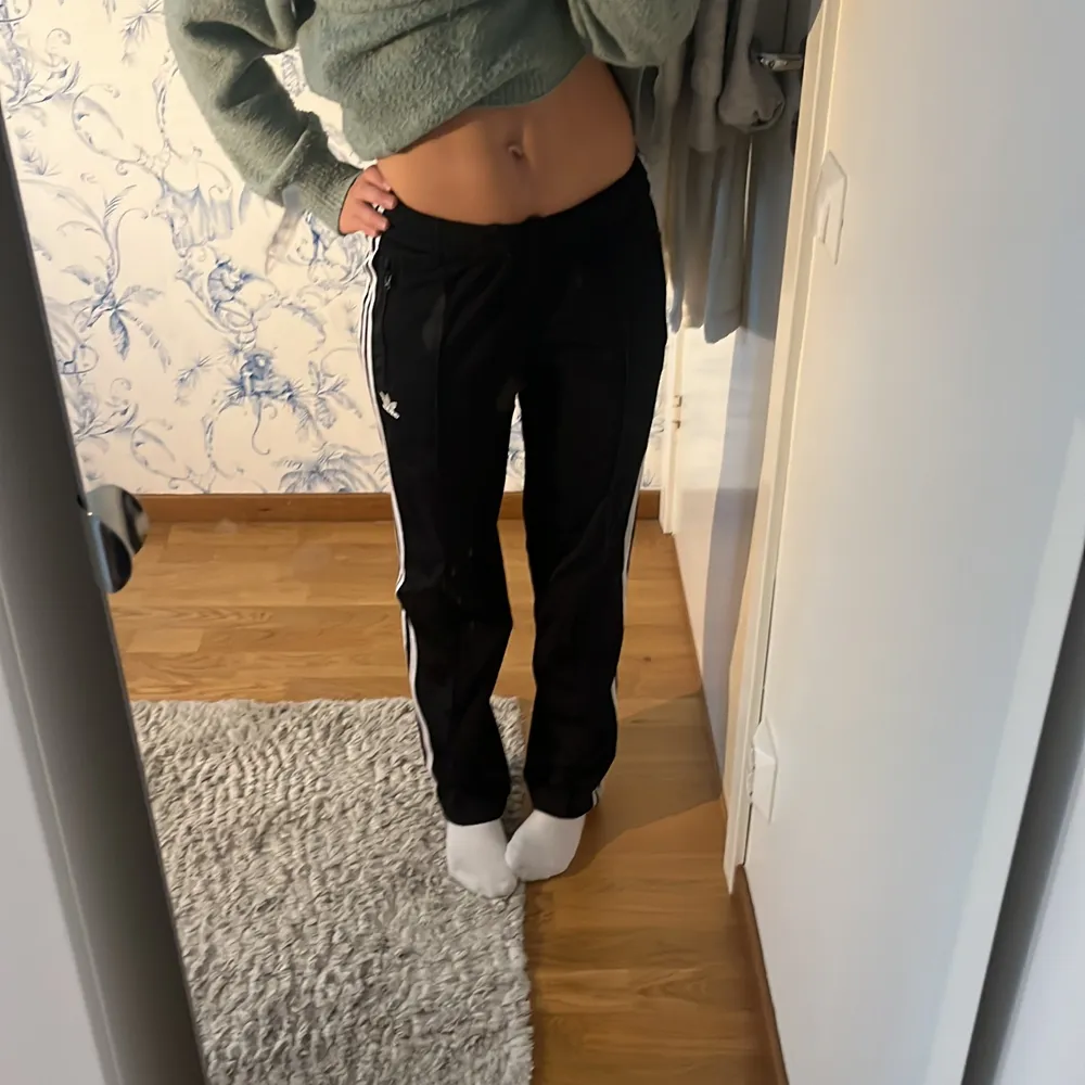 Säljer min adidas byxor i fint skick, nypris 599krz så sköna och najs passform!!. Jeans & Byxor.