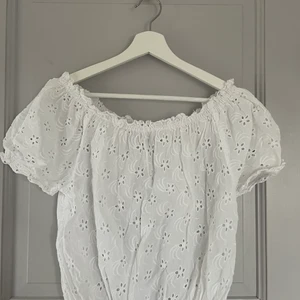 fin Topp - Aldrig använd. Nyskick Jätte fin topp i stl 34 Märket ärRut & circle