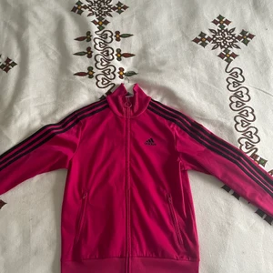 Adidas zip up - Säljer min adidas tröja,sitter mer som en S🤍, endast testad finns inte i butik längre,säljer för 150kr💕
