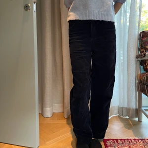 Manchesterbyxor  - Supersnygga manchesterbyxor som knappt är använda. De är högmidjade men det går lika bra att ha dem lågt på höfterna, vilket jag föredrar.