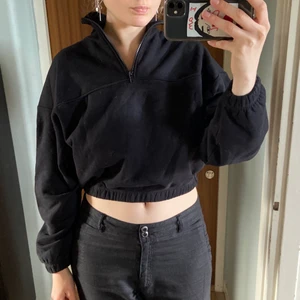Zip up hoodie - Så fin croppad sweater från weekday som aldrig är använd. Köpt för 350. Resår i midjan så stretchig!